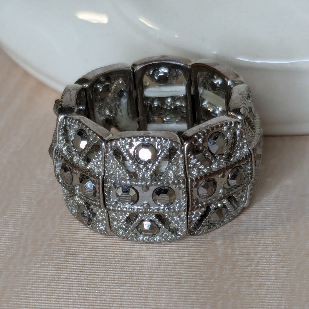 Art Deco Style Stretchy Band Ring One Size Dark Charcoal Stones